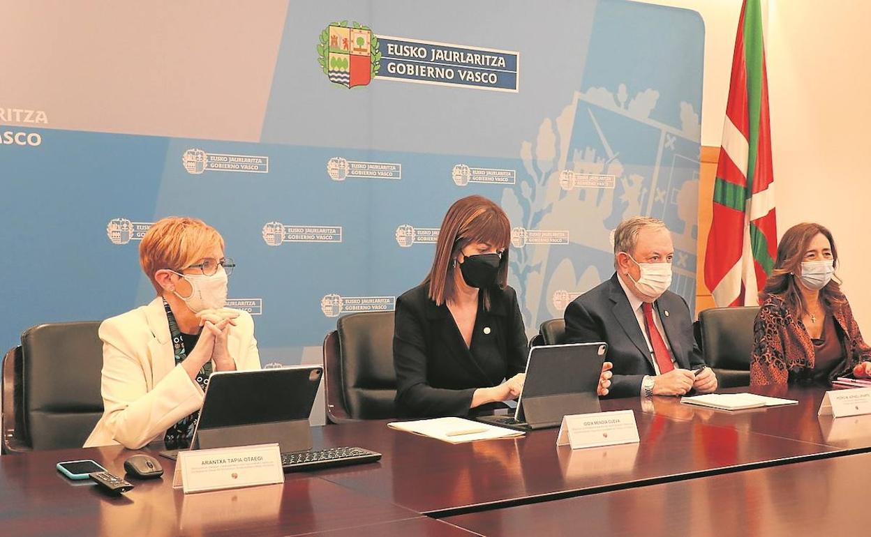 Arantxa Tapia, Idoia Mendia, Pedro Azpiazu y Olatz Garamendi, en la rueda de prensa de este lunes.