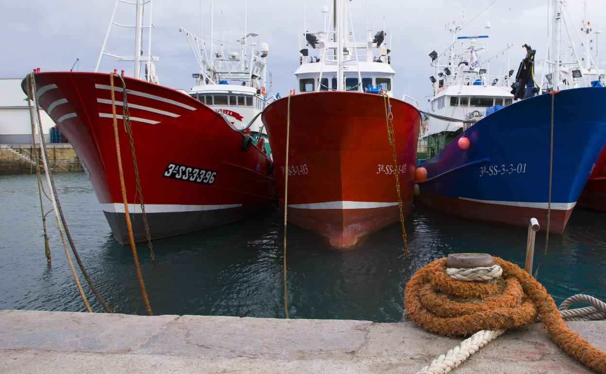 Cuatro embarcaciones amarradas en el puerto de Getaria.