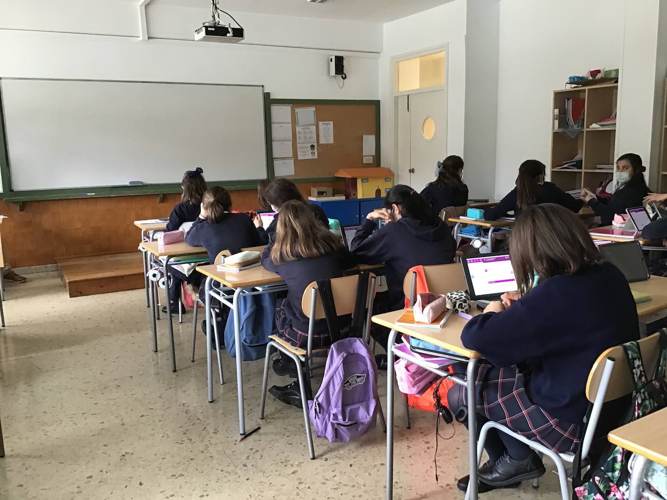 Las alumnas de Eskibel, estudiando.