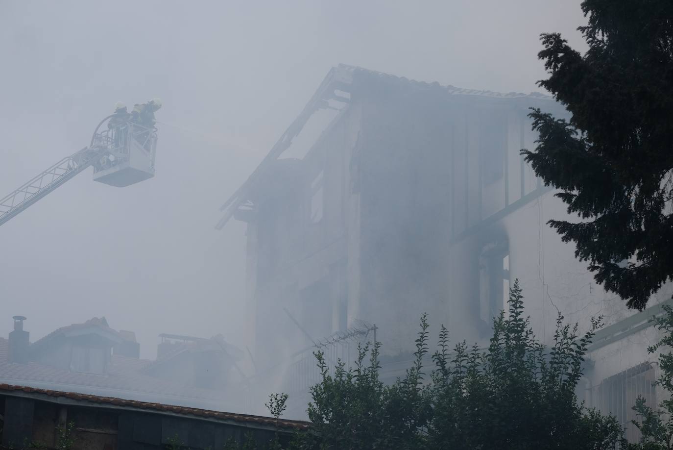 Fotos: Espectacular incendio en una villa en Jai Alai
