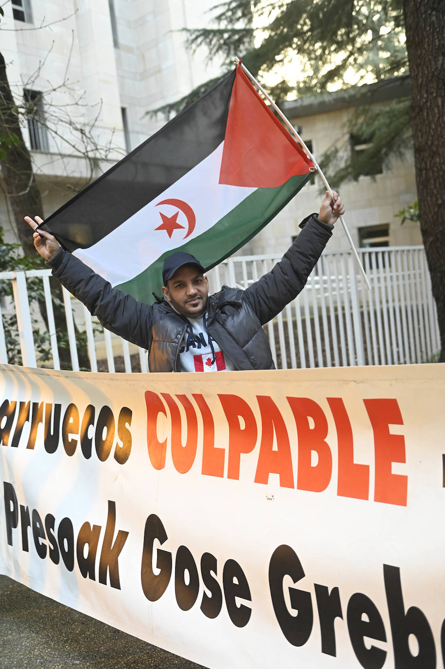 Fotos: Protesta en Donostia por el giro del Gobierno central sobre el Sáhara