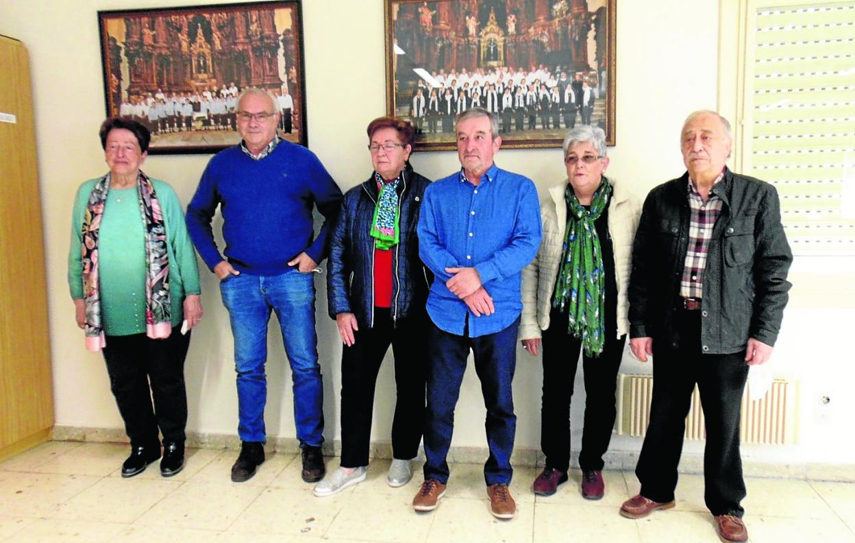 Integrantes del coro junto al director y directivos, con el presidente de la junta de San Joxepe. 