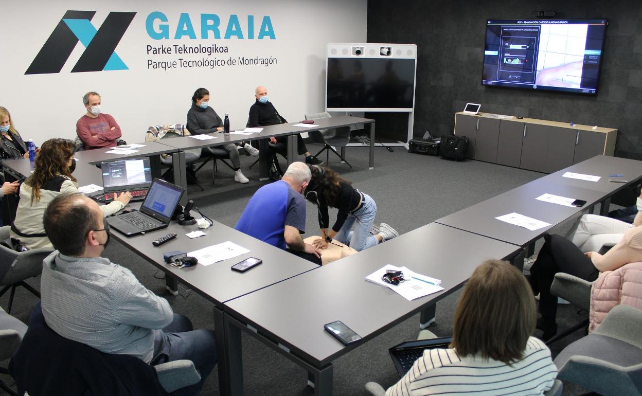Un momento de la formación para actuar en caso de parada cardíaca.