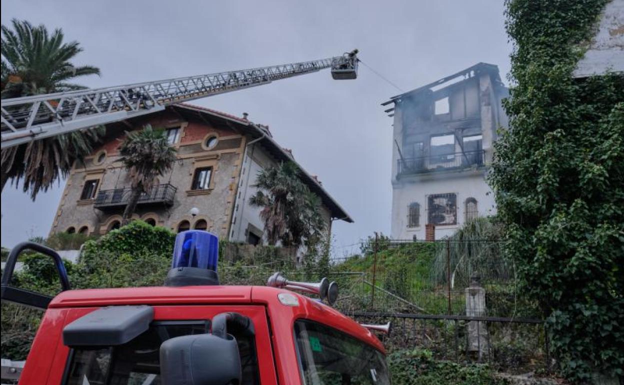 Los bomberos sofocan el incendio en la villa de Jai Alai