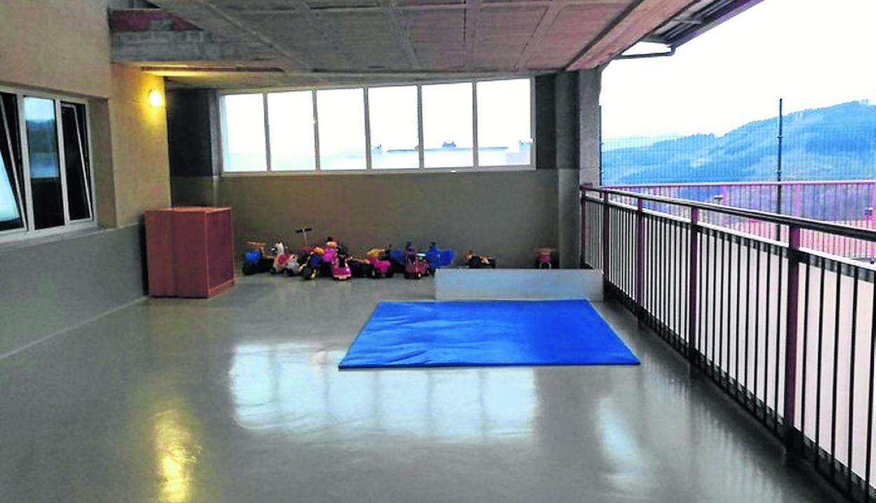 Vista parcial del patio que ha sido mejorado y recuperado con los cambios en la cubierta. 