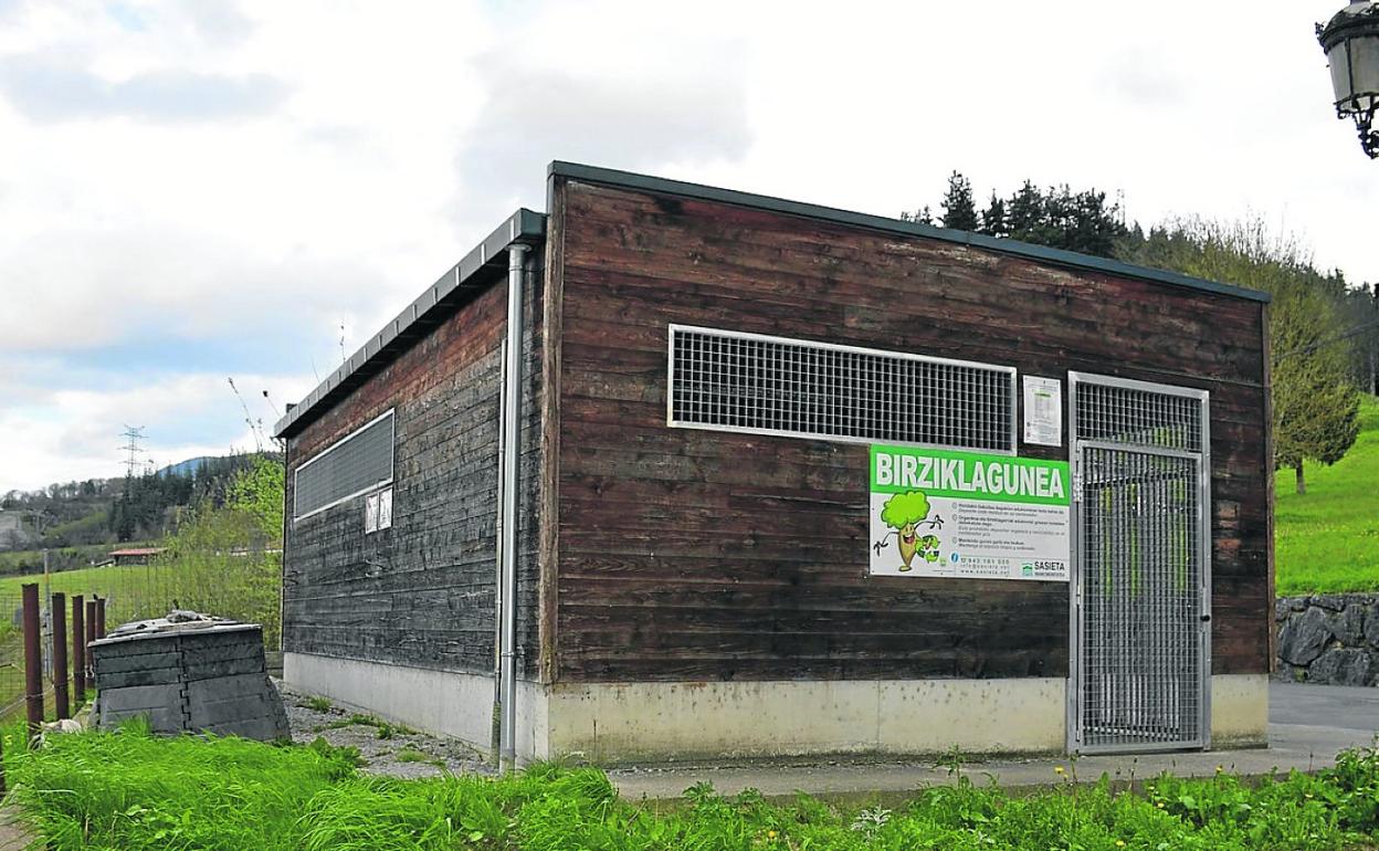 Zaborra nahastuta, bere lekutik kanpo eta atea irekita egoten da maiz. 