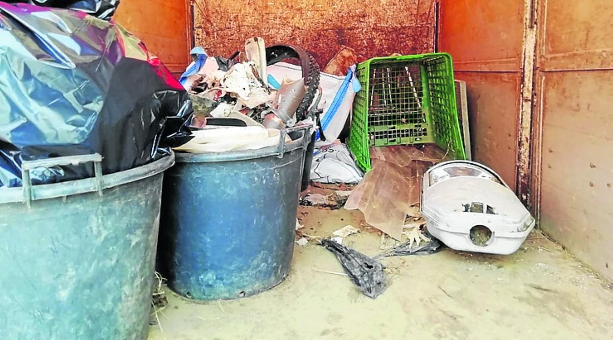 Operarios de limpieza trabajando en el río y parte del material sacado del lecho del Oria en el centro. 