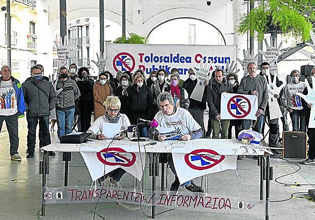 Miembros de la plataforma Topa durante su última rueda de prensa ofrecida ayer. 
