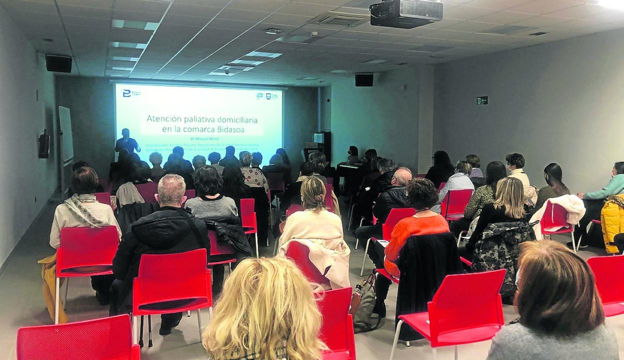 Asistentes a una de las charlas organizadas por Bidasoa Zurekin Comarca compasiva, en Palmera Montero. 