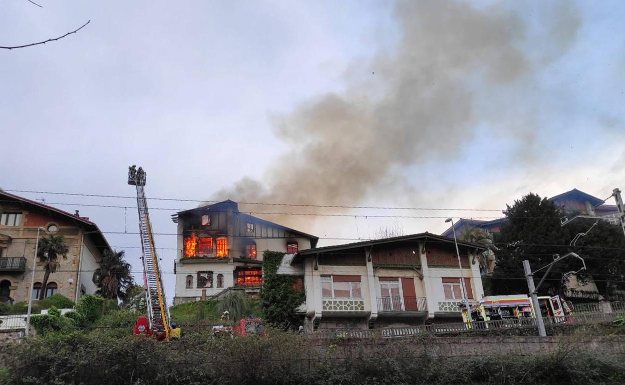 La villa es pasto de las llamas.