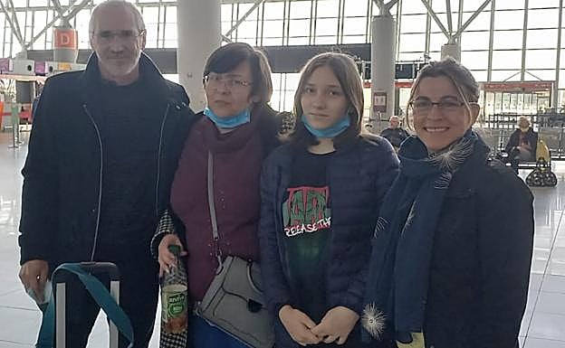 Jose Mari Dorronsoro, junto a Olga y Tatiana, madre y hermana de Luda, y su mujer Alicia