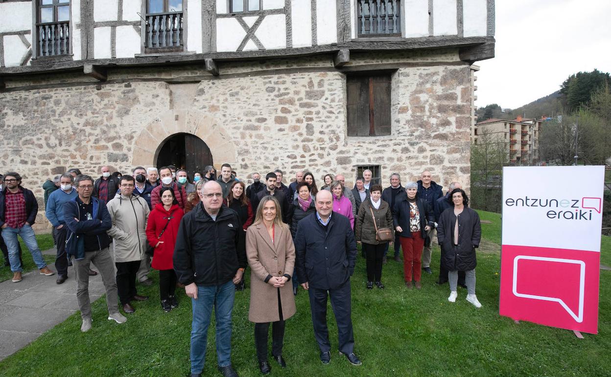 Joseba Egibar; la alcaldesa de Beasain, Leire Artola; y Andoni Ortuzar, en un acto ayer de 'Entzunez eraiki' en Beasain.