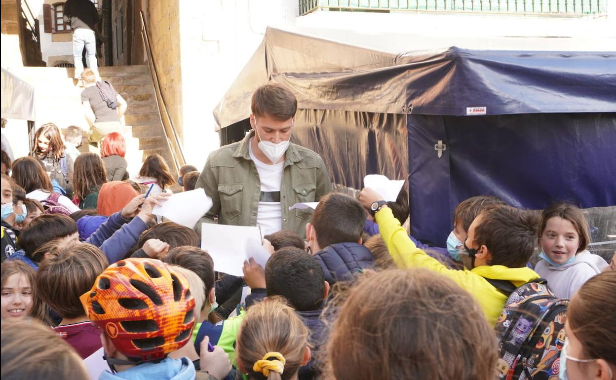 Remiro firmando autógrafos a la salida de la comida. 
