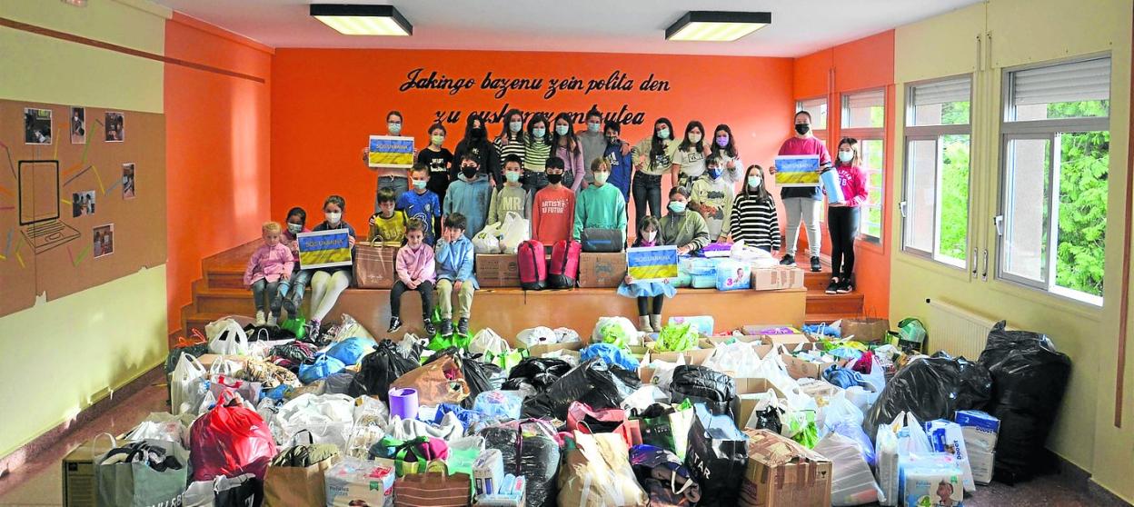 Alumnos de Magale junto a buena parte del material recogido para ayudar a los ucranianos. 