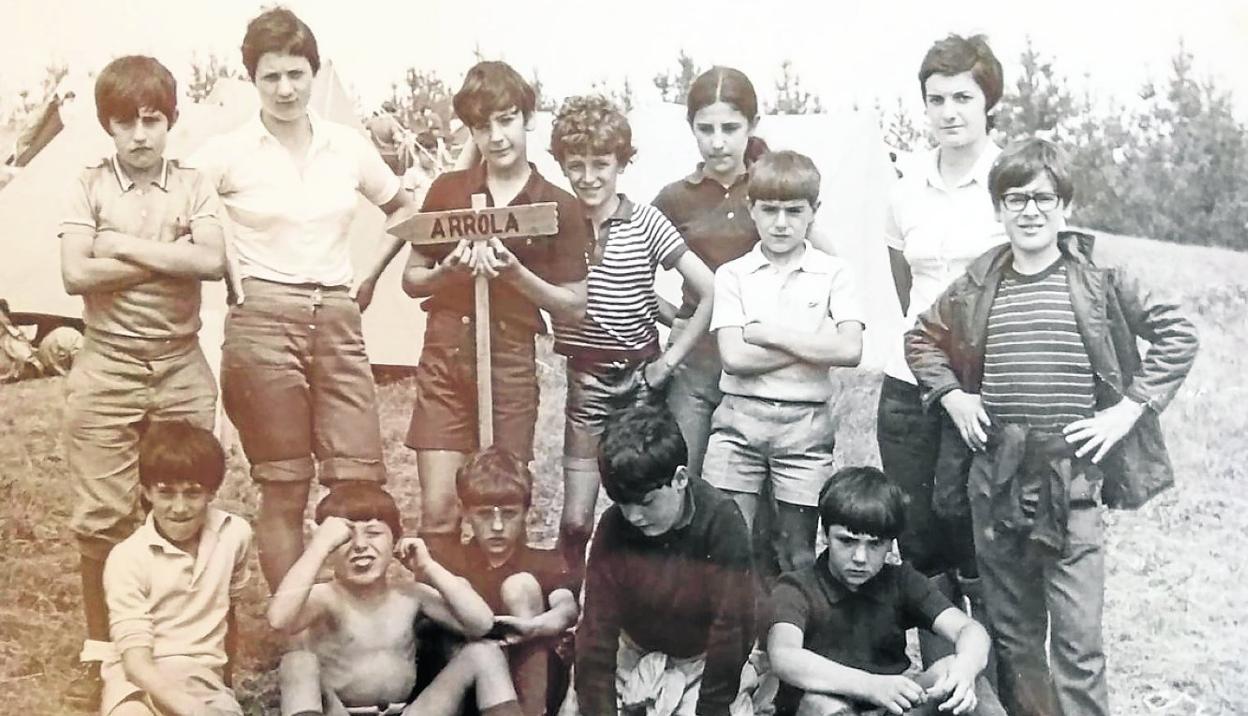 Arrolaren lehen kanpaldi haietako argazkia, orduan gazte zirenekin. 