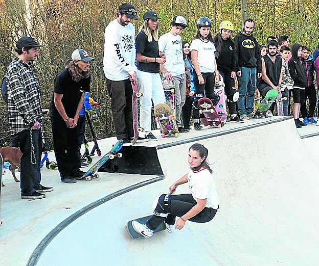 Una joven se pone a prueba en el skate park de Basarte. 