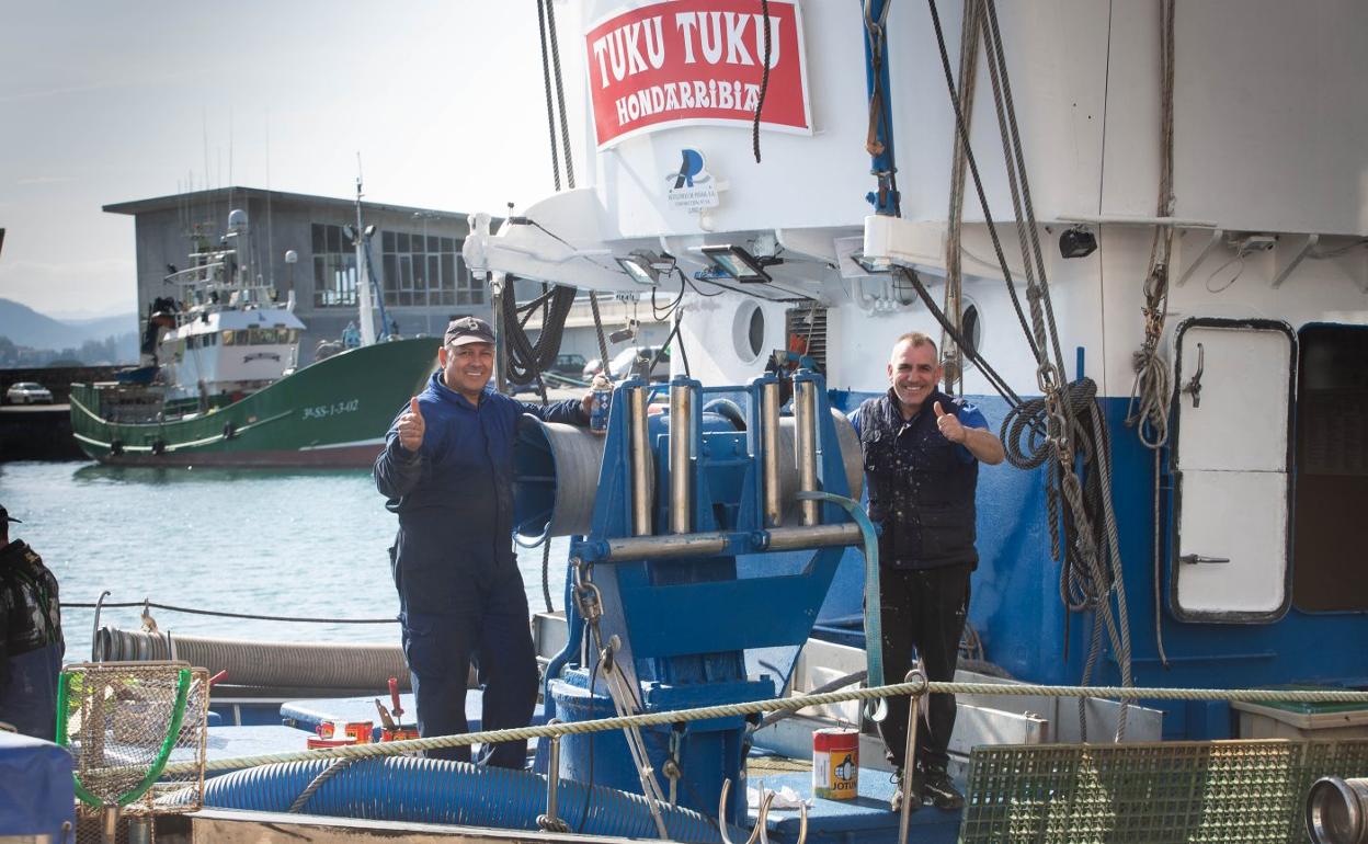 Arrantzales, contentos ayer por poder salir en breve a faenar. 