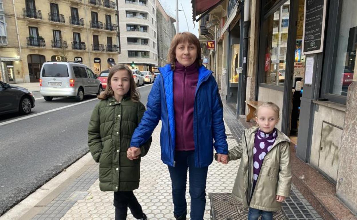 Una madre ucraniana desplazada por la guerra lleva a sus dos hijas al colegio San José de Donostia.