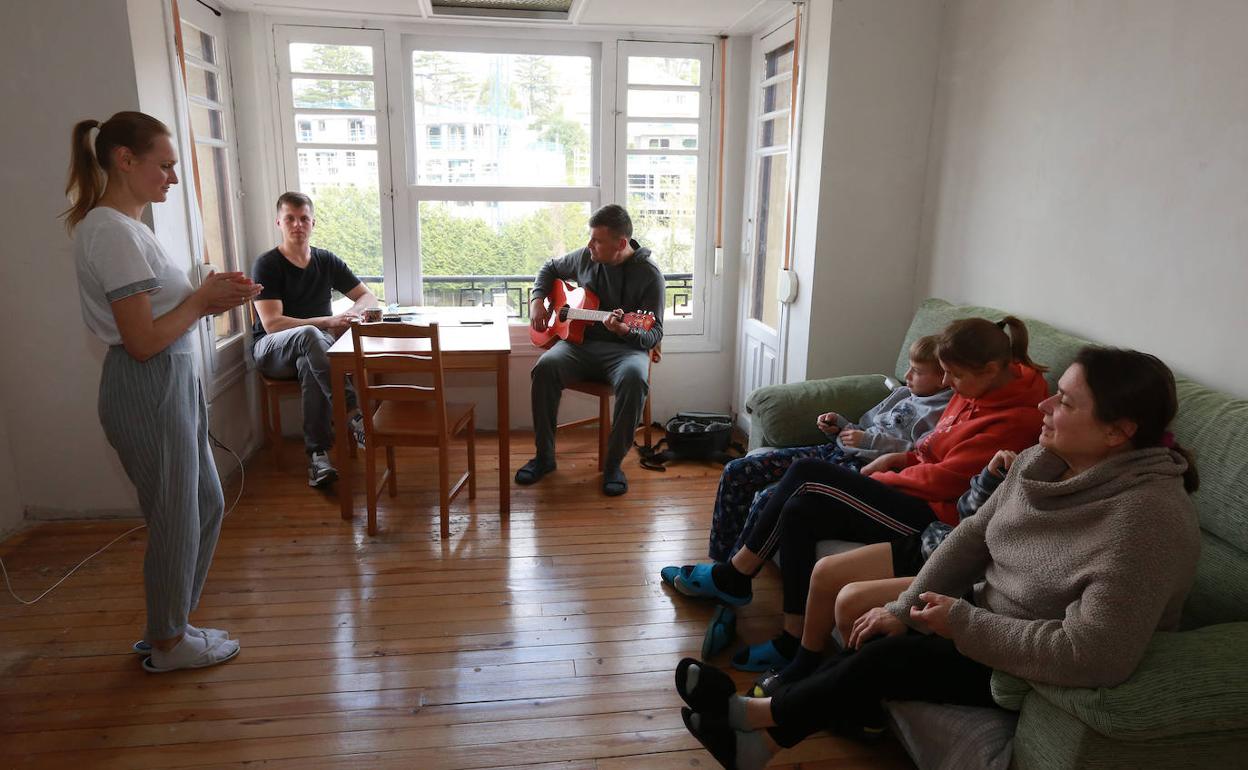 Cristina y Denys, ucranianos residentes en Irun, acogen en su casa a diez familiares.