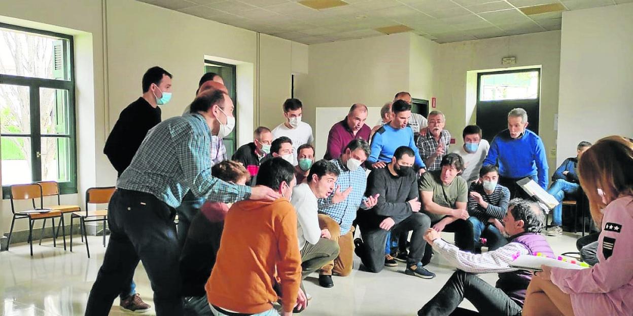 Fotografía de los primeros ensayos en Irun para la representación de este fin de semana.