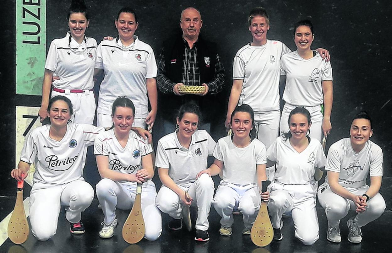 Txapelketan ari diren bikote batzuk Antton Toledo epailearekin. 