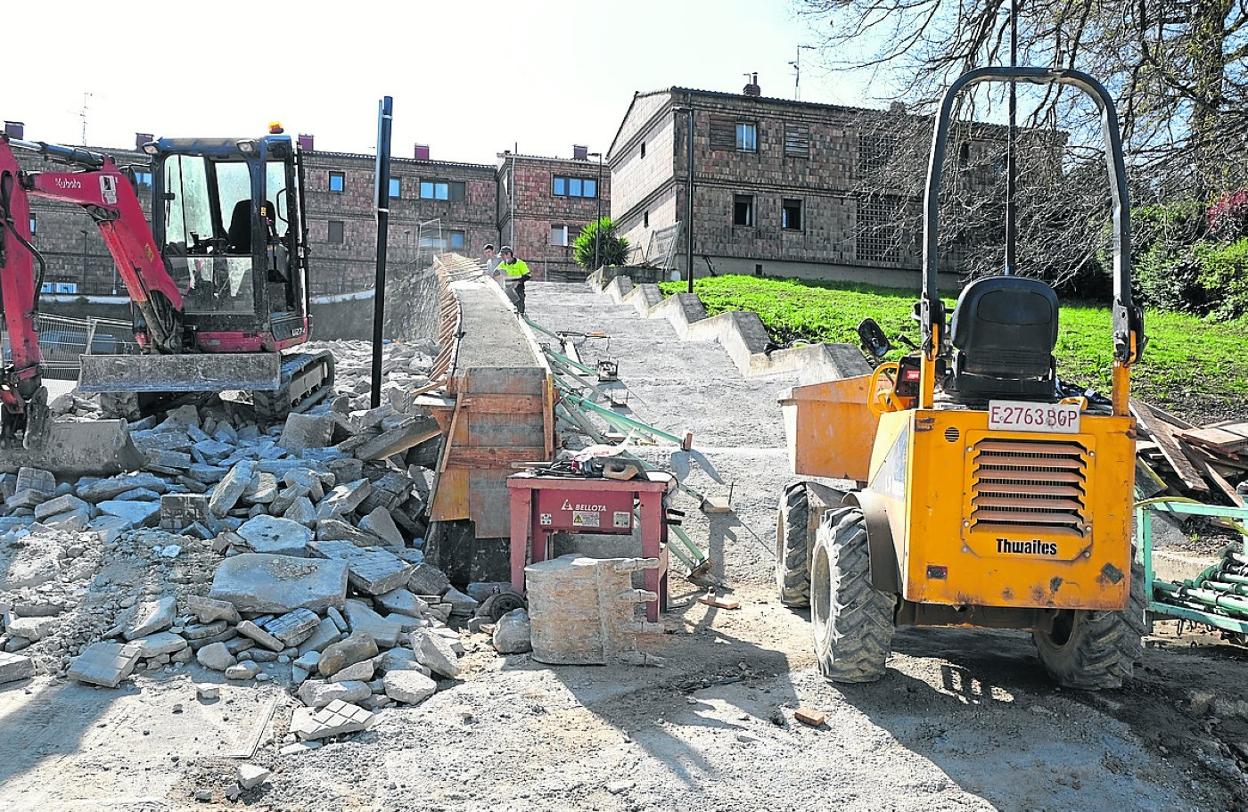 Las obras de reurbanización ya se aprecian en el Paseo Esteban Orbegozo.