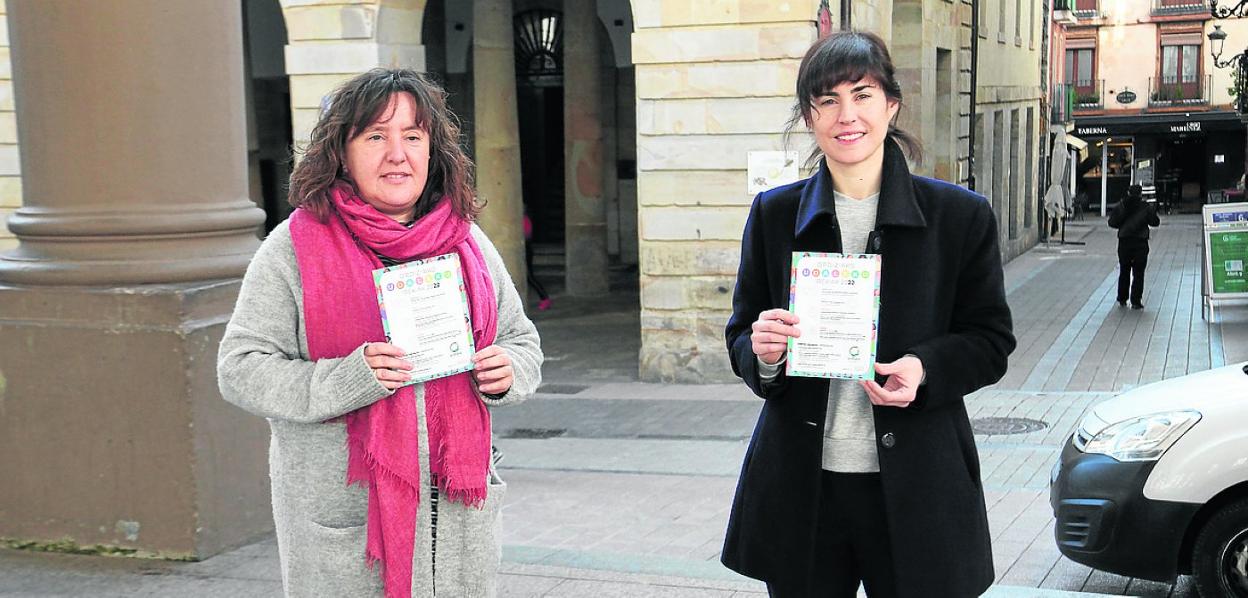Maite Berruet, técnica de Euskera, y Maitane Alvarez, teniente de alcalde, en la presentación de la iniciativa. 