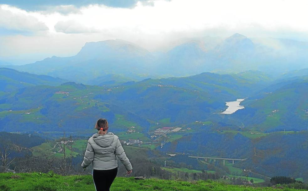 Larrunarri al fondo, sobre el embalse de Ibiur, visto desde Intxaur