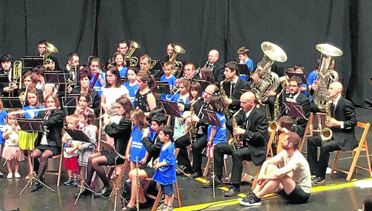 Los niños, integrados junto a la formación instrumental. 