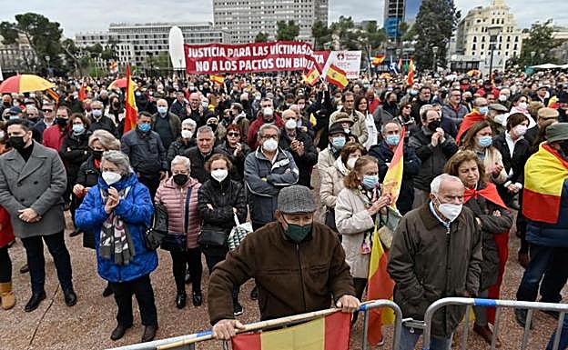 Miles de personas en la manifestación convocada por la Asociación Víctimas del Terrorismo (AVT)