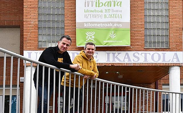 Aitor Bengoa eta Josu Ozaita aurtengo logoaren aurrean. 