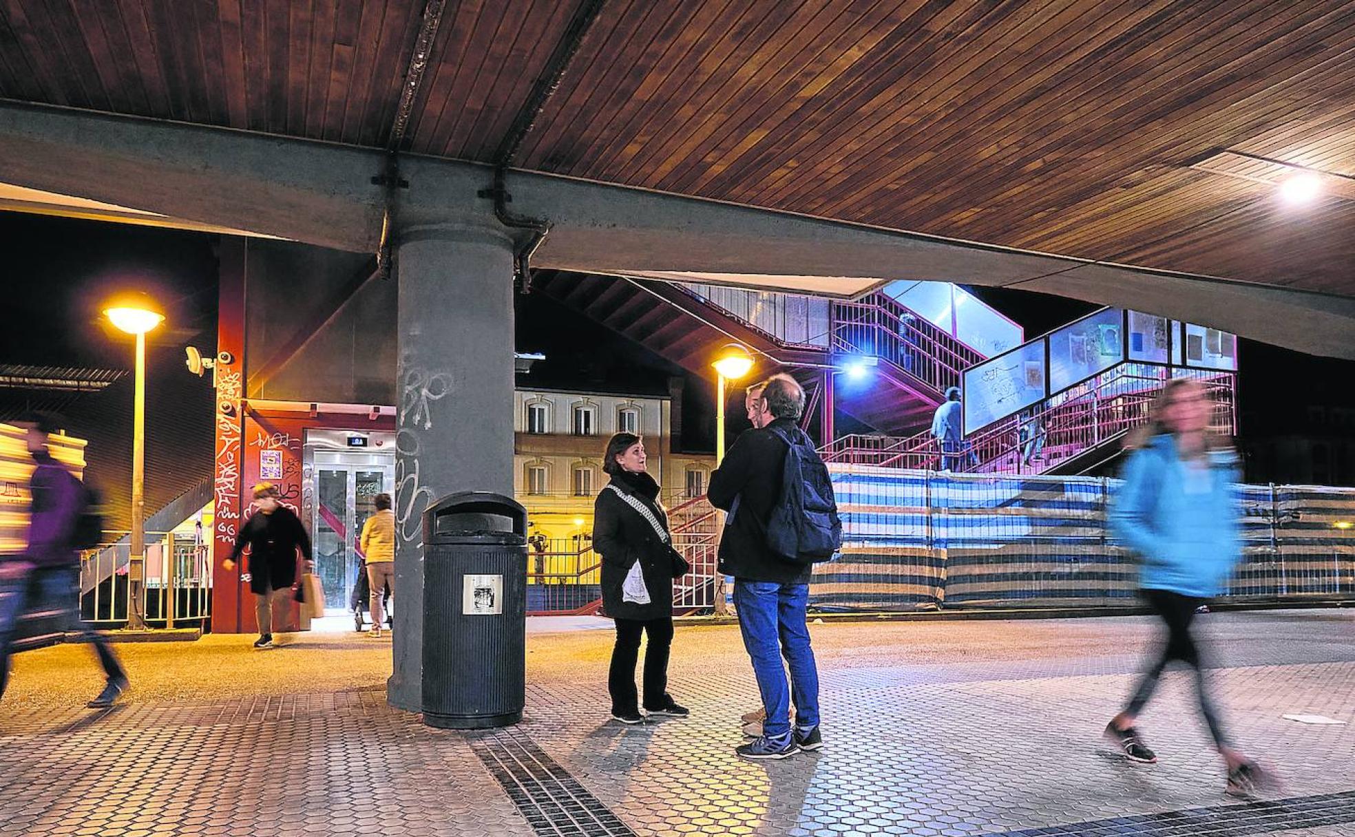 En los soportales de Atocha se han producido intentos de robos y los cristales de dos de los portales han aparecido rotos en varias ocasiones.