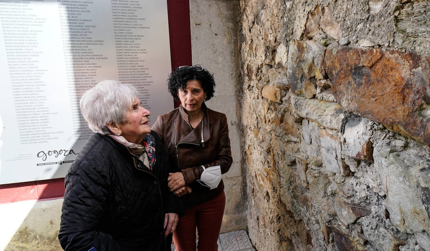 Fotos: Sentido homenaje a las víctimas de la Guerra Civil en Derio