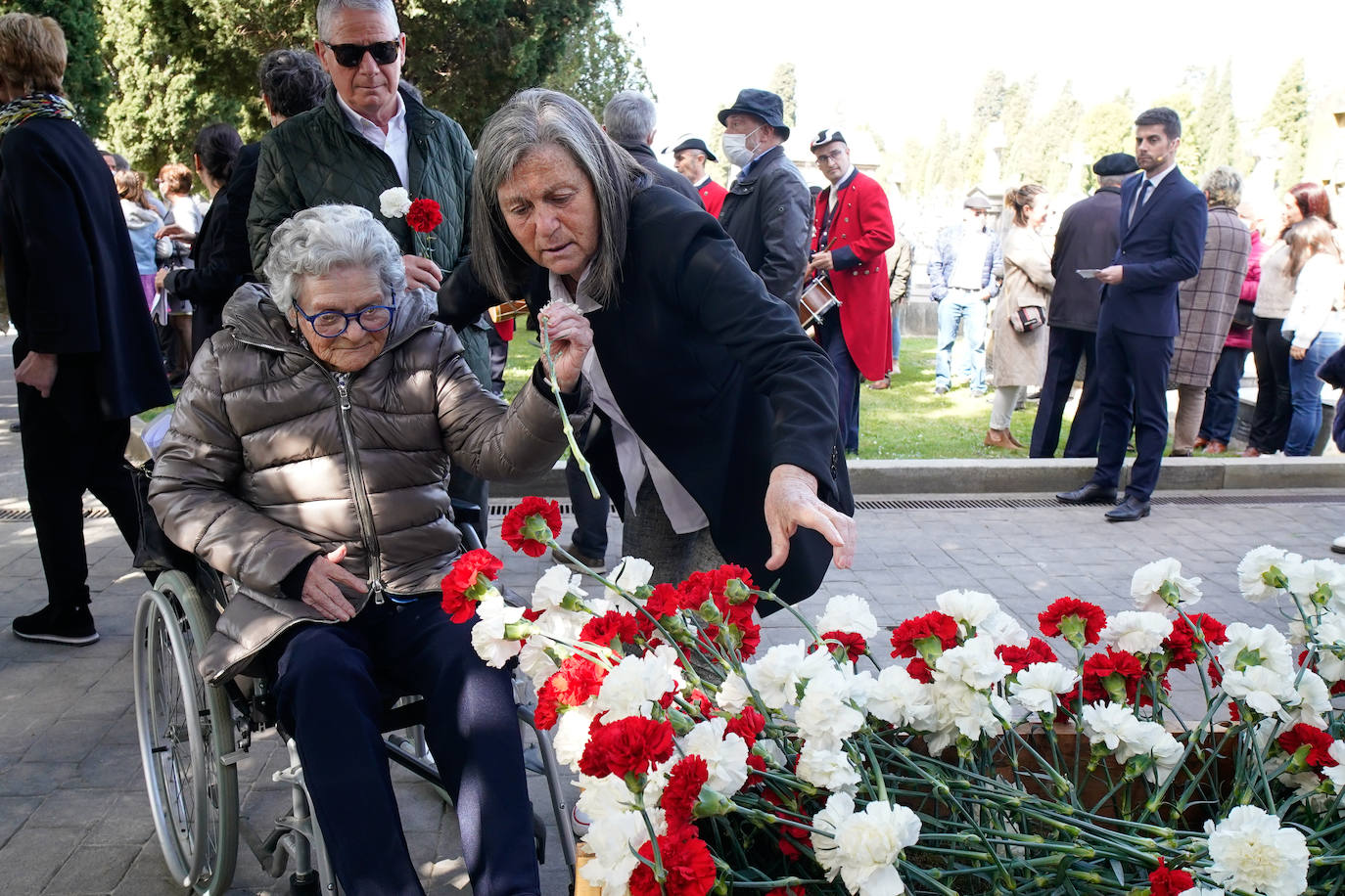 Fotos: Sentido homenaje a las víctimas de la Guerra Civil en Derio