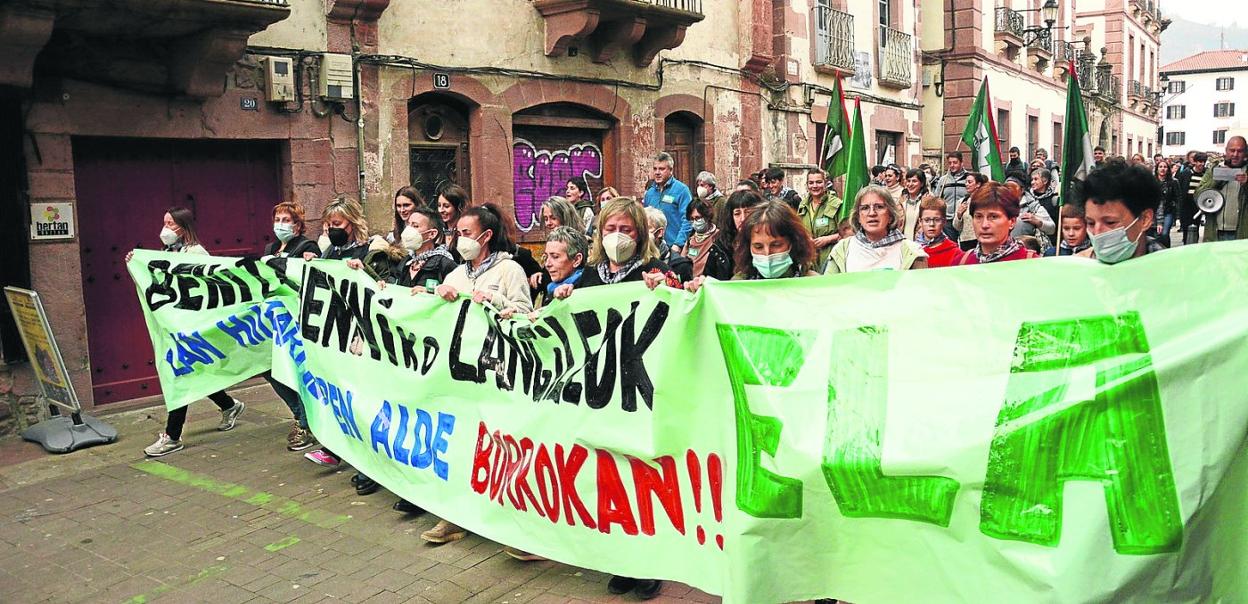 Manifestación por las calles de Elizondo de los trabajadores de Benito Menni. 