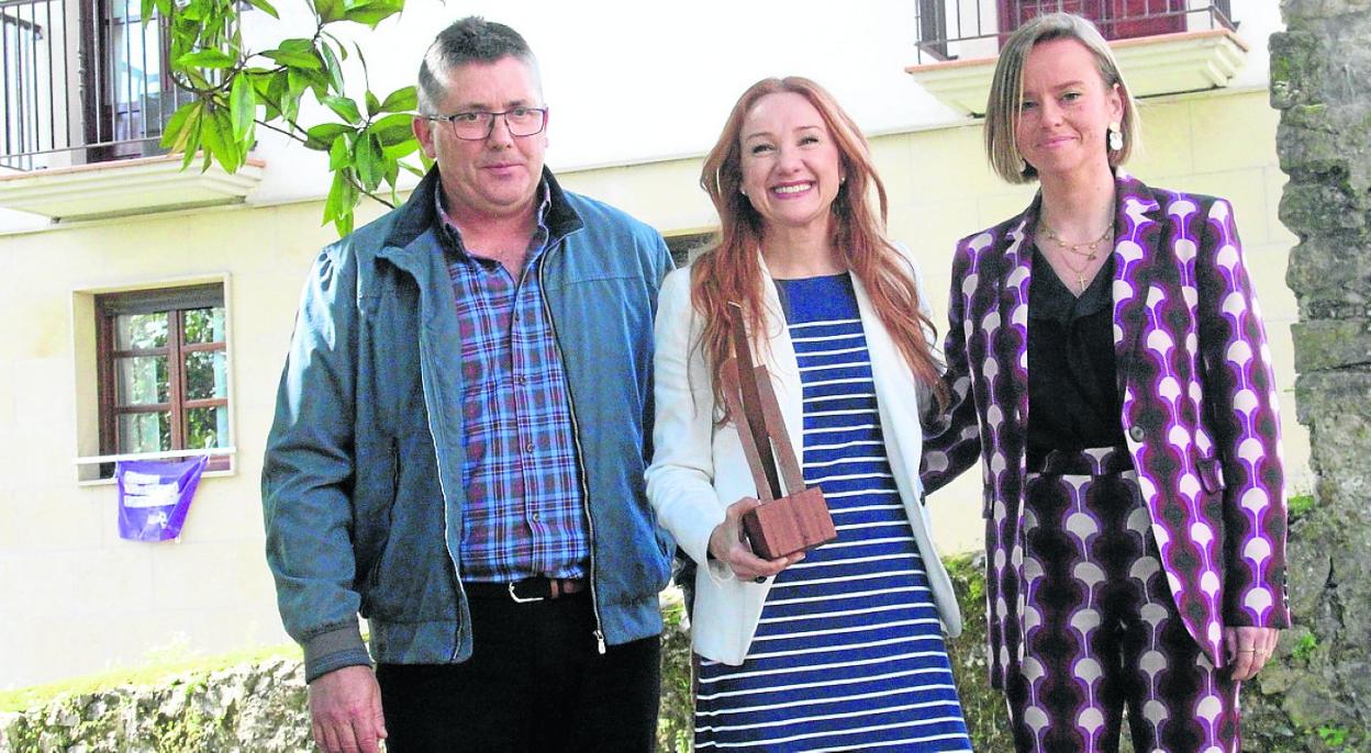 Tamara Muruetagoiena udal ordezkariekin: Jexux Leonet alkatea eta Janire Mitxelena zinegotzia.