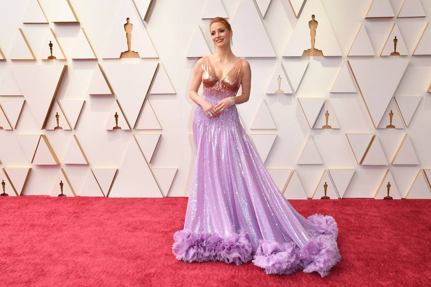 Jessica Chastain ha escogido un vestido de lentejuelas de Gucci. La actriz ha impactado por la apuesta colorista del diseño y por su imponente escote en V