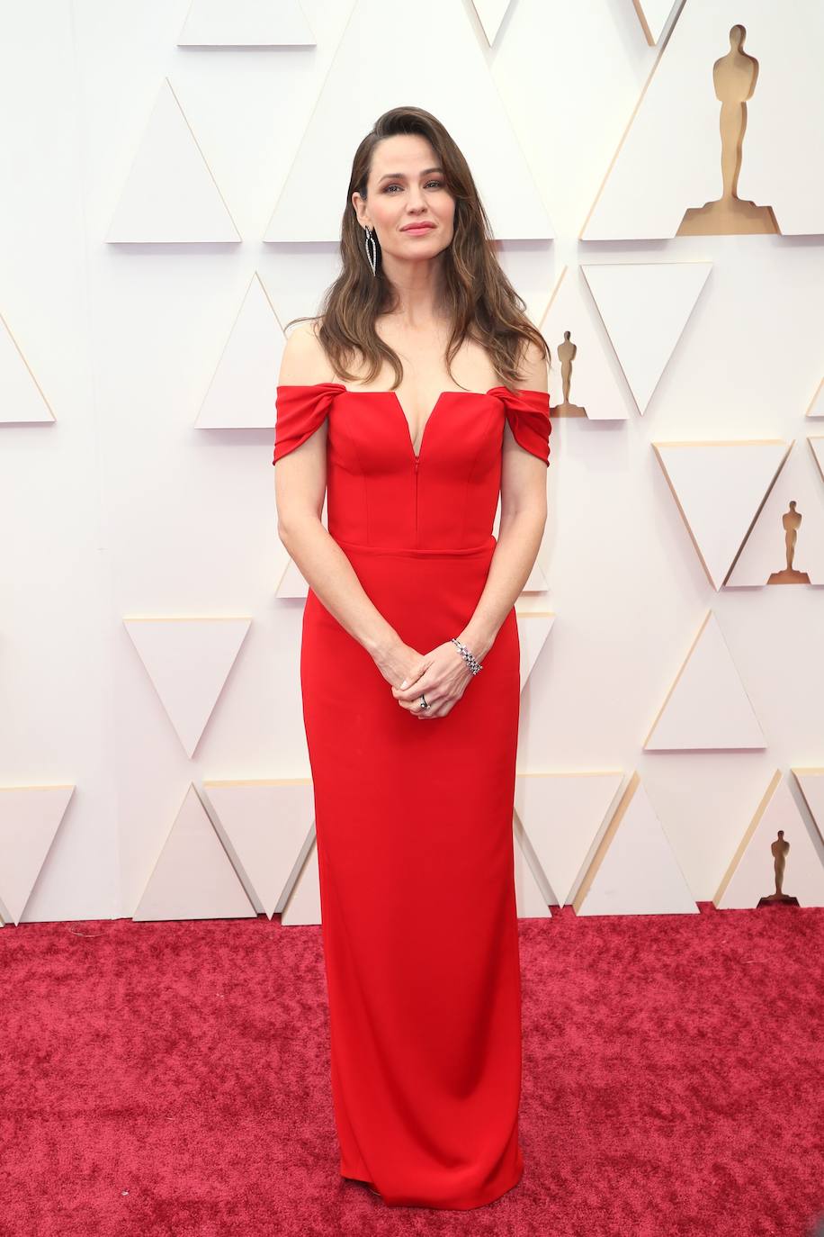 También de rojo, Jennifer Garner ha lucido un diseño de Brandon Maxwell con una silueta y un escote que le sentaban como un guante