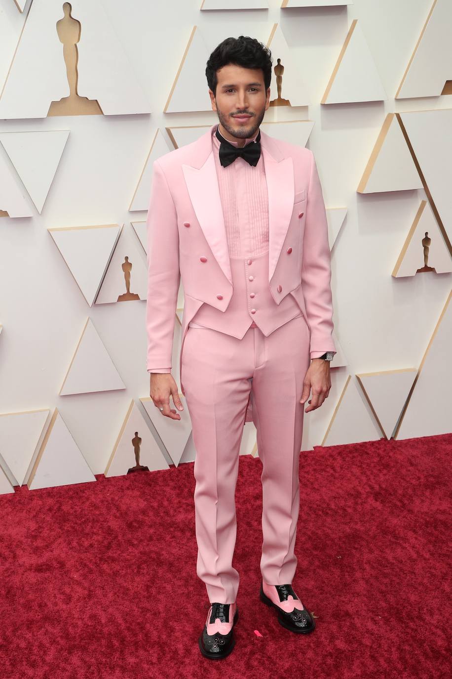 Sebastián Yatra ha sido uno de los artistas más atrevidos de la gala con un esmoquin rosa de Moschino. Un 'total look bebé' a contraste con el toque negro del calzado y la pajarita