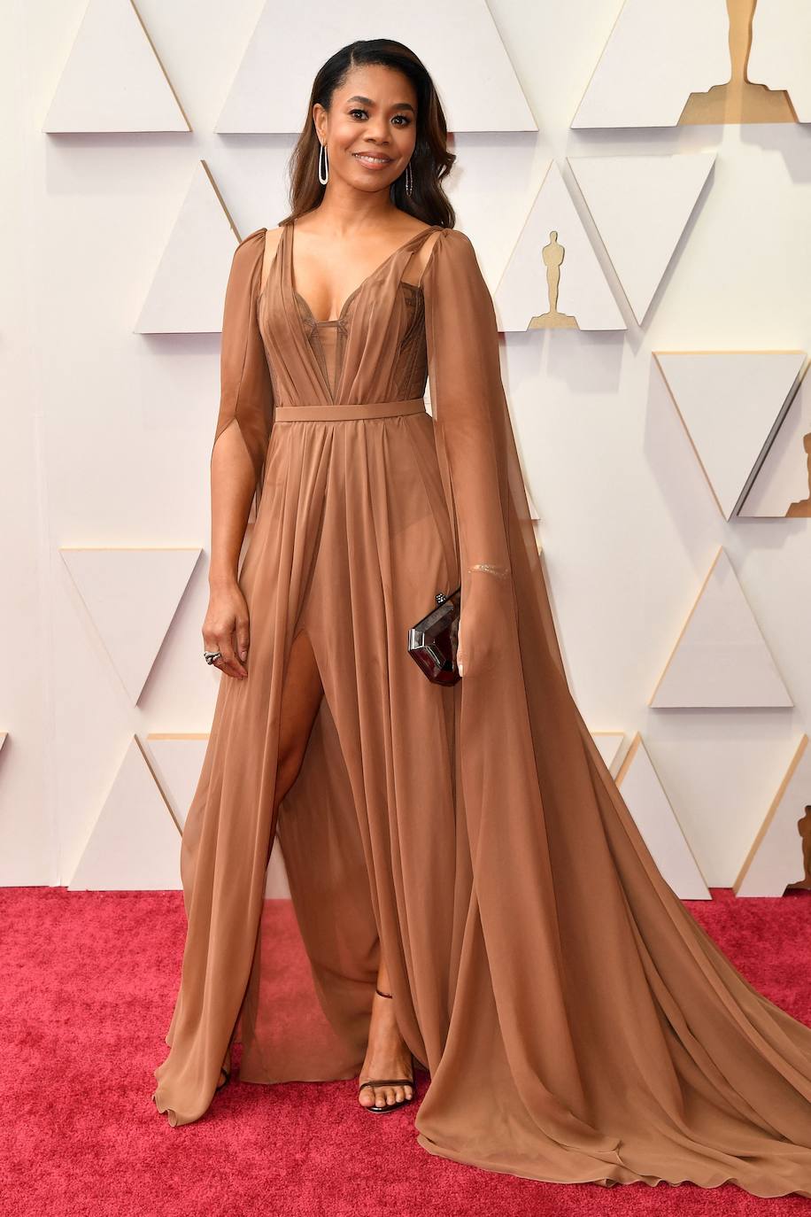 Regina Hall ha escogido un vaporoso vestido marrón de la afamada diseñadora estadounidense Vera Wang y lo ha complementado con accesorios en negro