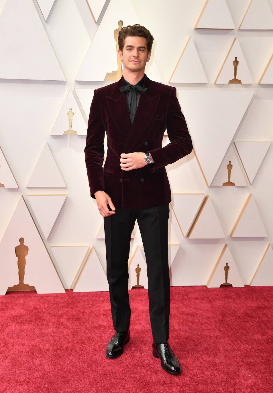 Andrew Garfield ha triunfado con este traje de terciopelo granate, y lazo y camisa en negro. El aplauso ha sido unánime