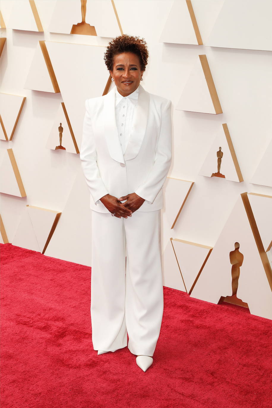 Wanda Sykes ha sido de las pocas que ha optado por el esmoquin en clave femenina. El 'total look' blanco de la presentadora firmado por Sergio Hudson ha gustado por su singularidad