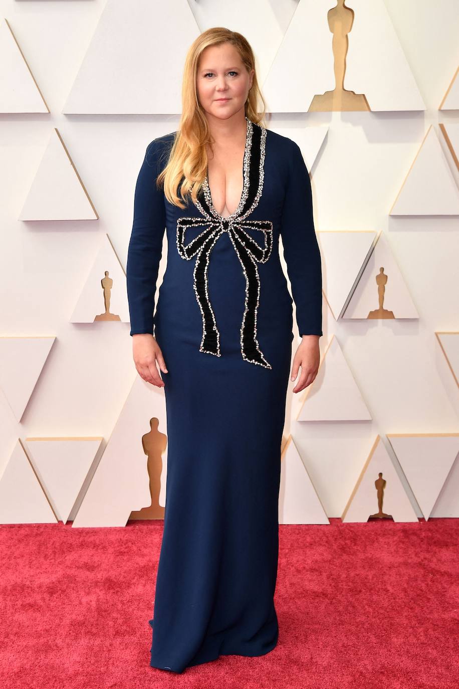 Amy Schumer, protagonista del arranque de la gala con una presentación que ha hecho reír al público allí presente, ha lucido un escotado vestido azul marino con un destacado 'maxi' lazo negro