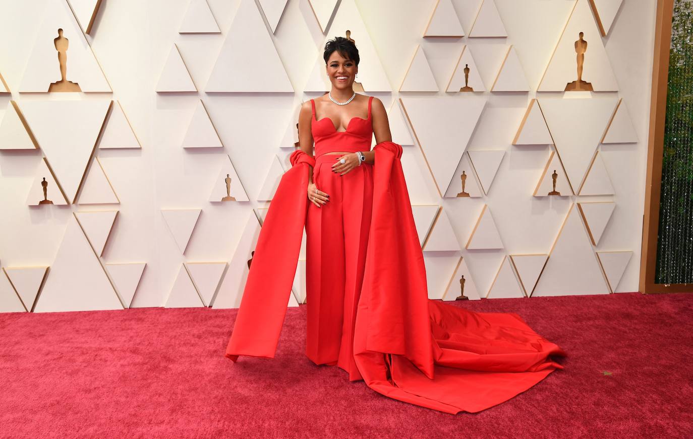 Ariana Debose ha deslumbrado con este tres piezas en rojo de Valentino. Un espectacular y atractivo look, diferente a lo que vemos habitualmente