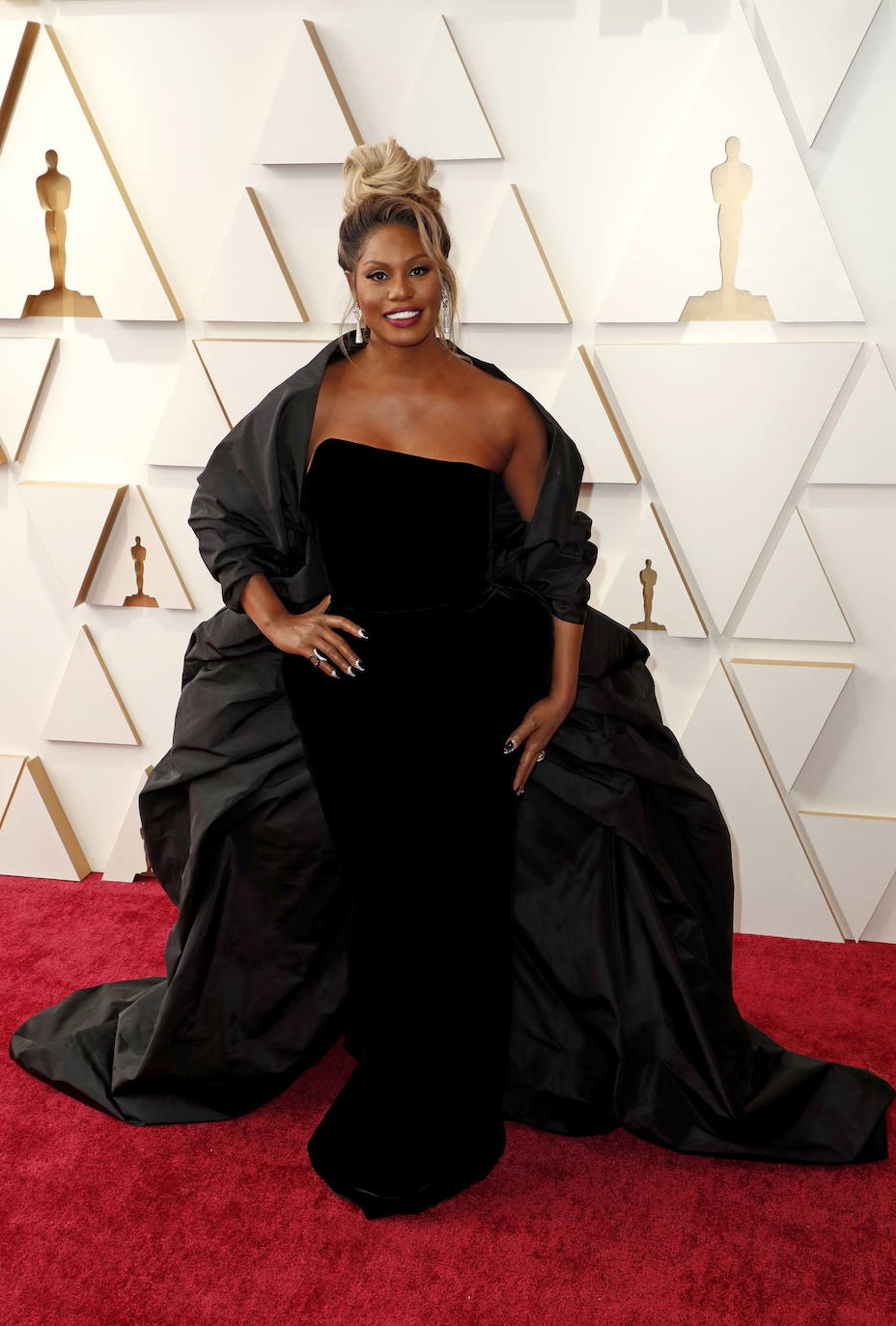 Laverne Cox ha seleccionado un August Getty Atelier en negro. Un vestido palabra de honor con un abrigo más que voluminoso