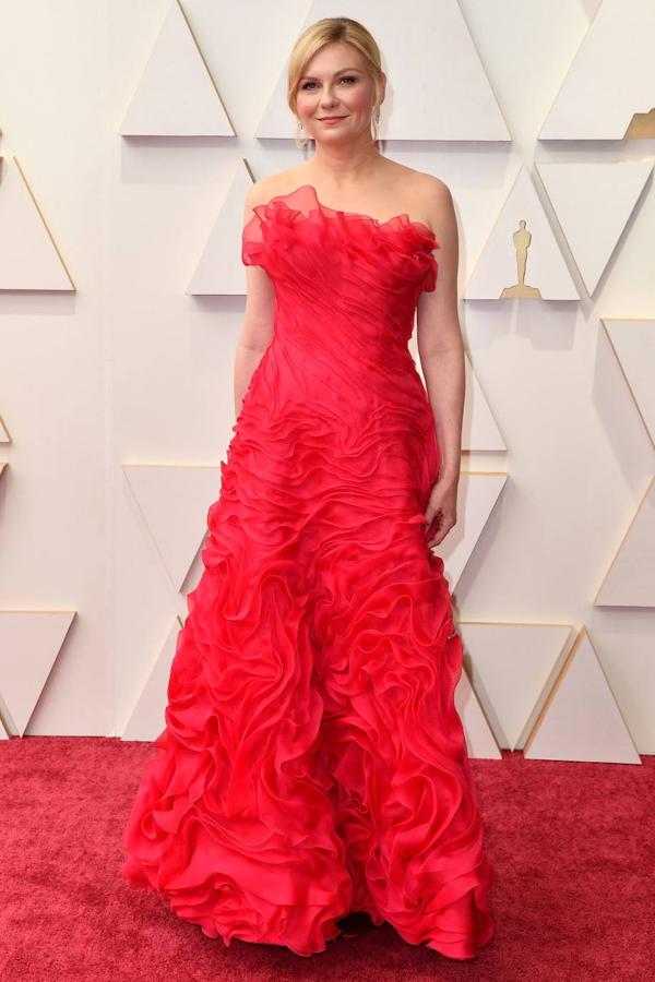 Kirsten Dunst ha apostado por un vestido rojo palabra de honor 'vintage' de Christian Lacroix, cabello recogido y sutiles joyas. Este tono ha sido uno de los más repetidos de la tarde-noche