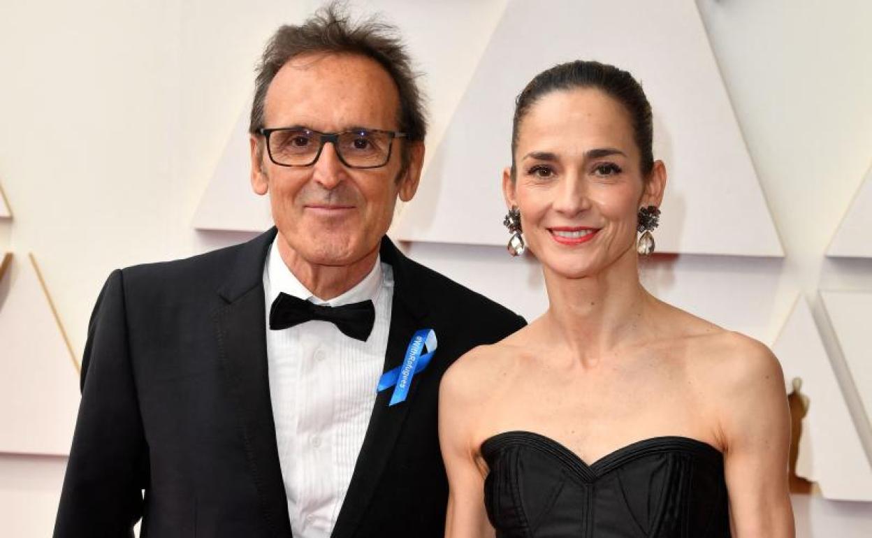 Alberto Iglesias y Cristina Hortiguela posan en la alfombra roja a su llegada a la entrega de los Premios Óscar hoy, en el Teatro Dolby de Los Ángeles, California (EE.UU.). 