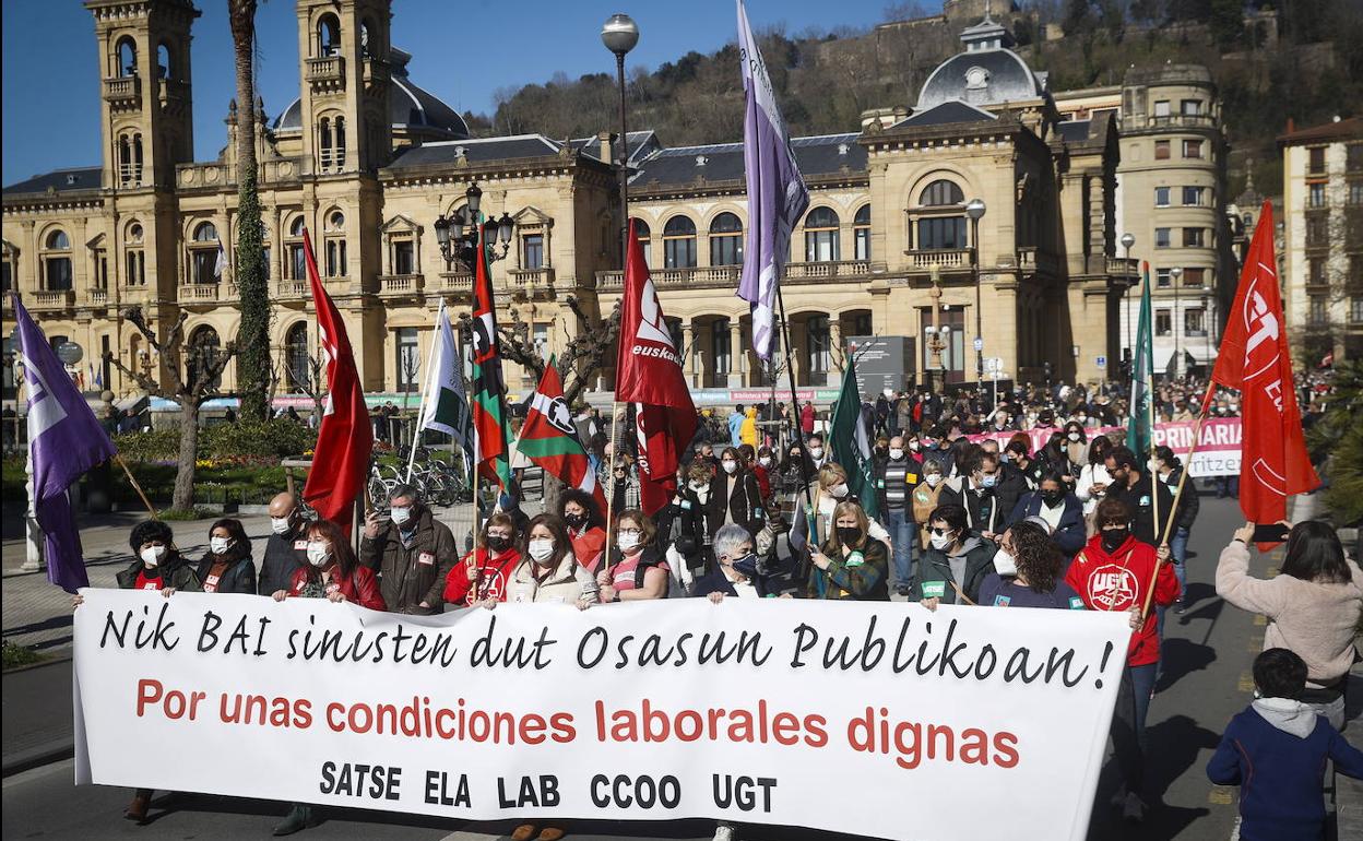 Manifestación para denunciar la situación en Osakidetza celebrada el pasado mes de febrero en Donostia. 