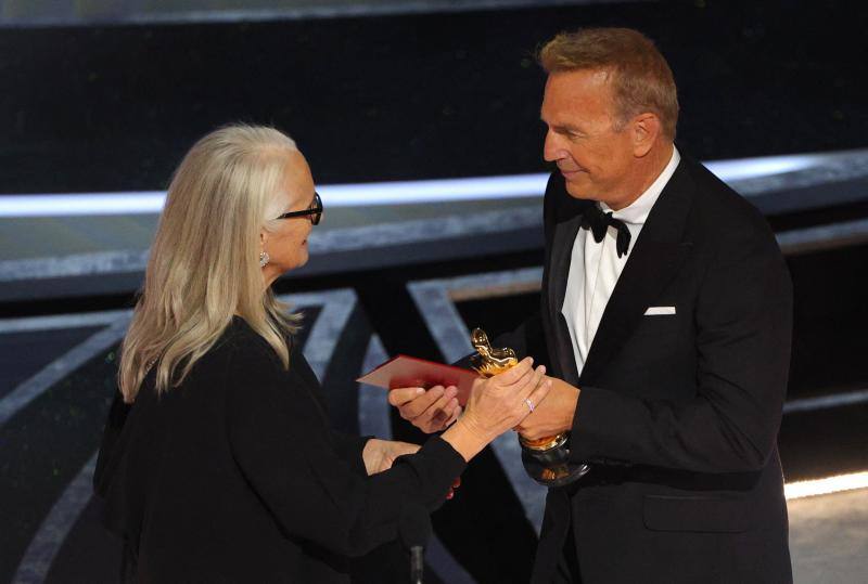 Kevin Costner entrega a Jane Campion la estatuilla a la mejor dirección por 'El poder del perro'.