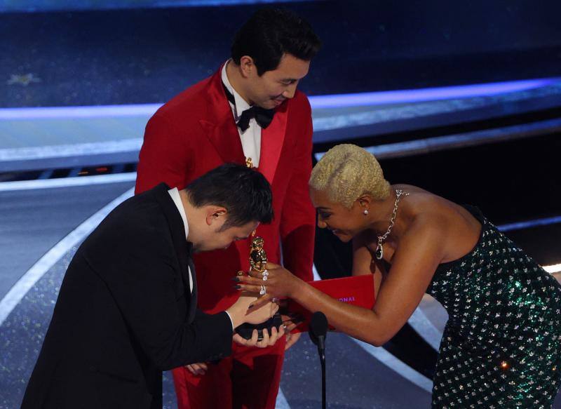 Los presentadores Tiffany Haddish y Simu Liu entregan el Oscar a la mejor película internacional a Ryūsuke Hamaguchi, por 'Drive My Car'.